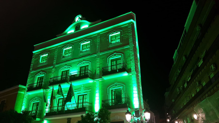 El Ayuntamiento y la Puerta Blas Infante lucirn de verde con motivo da Mundial contra la ELA